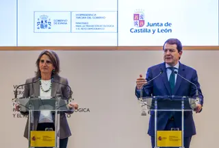 Alfonso Fernández Mañueco junto a la ministra para la Transición Ecológica, Teresa Ribera