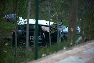 Vuelca un coche de la Policía Nacional en León y deja a un agente atrapado. Campillo. ICAL