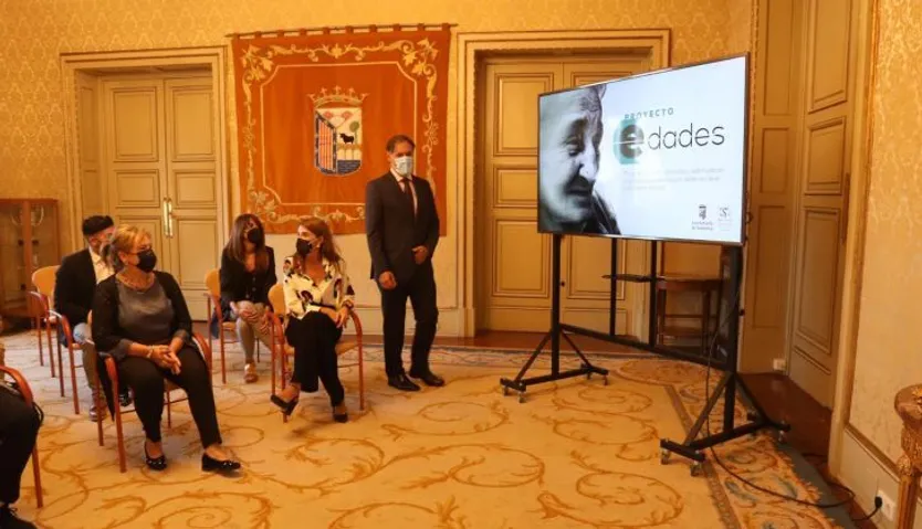 El alcalde de Salamanca, Carlos García Carbayo, y el coordinador del Proyecto ‘Edades’ para la detección y estimulación cognitiva de pacientes con deterioro cognitivo leve y Alzheimer precoz informan sobre su desarrollo.