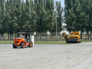 Obras para instalar el nuevo césped artificial FIFA en La Aldehuela