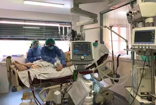 Sanitarios atendiendo a un paciente con COVID-19 | FOTO ICAL