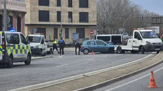 Choque entre un furgón de la Policía Nacional y un turismo a la altura del Puente Romano | Andrea Mateos