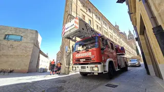 La caída de una piedra de la fachada de la Universidad Pontificia moviliza a los bomberos de Salamanca - Andrea Mateos