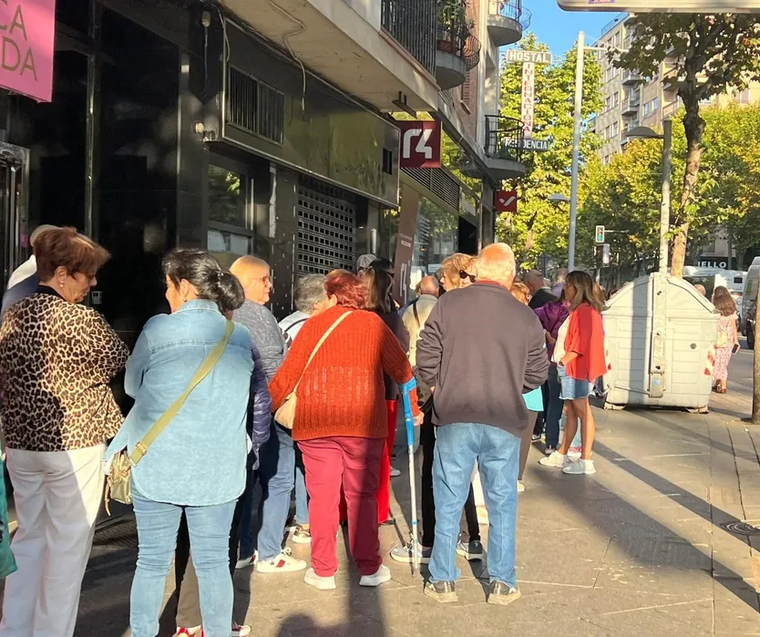 Colas en las agencias de viajes para contratar viajes del IMSERSO (3)