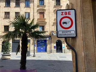 Zona de bajas emisiones en la calle Zamora, a la entrada de la calle Isabeles - Archivo