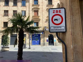 Zona de bajas emisiones en la calle Zamora, a la entrada de la calle Isabeles - Archivo
