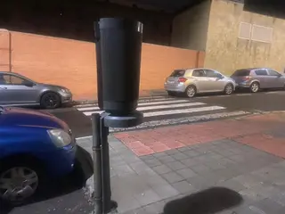 Papelera rota en la calle Mérida domingo