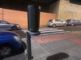 Papelera rota en la calle Mérida domingo