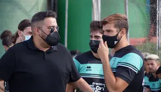 Sandoval charla con De la Nava.