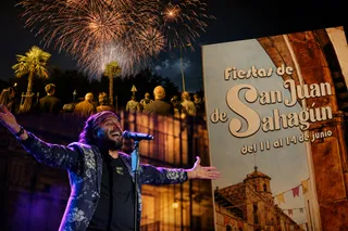 El Arrebato junto al cartel de las Fiestas de San Juan de Sahagún y los fuegos artificiales de Salamanca