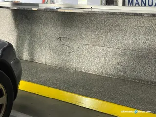 Un coche se empotra contra la cabina del parking de la avenida de Portugal y hace un agujero en la pared