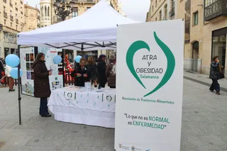 Mesa de información de la Asociación de Trastornos Alimentarios y Obesidad de Salamanca | Mateo G.J.
