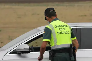 Un agente de la Guardia Civil de Tráfico durante uno de los controles | Archivo