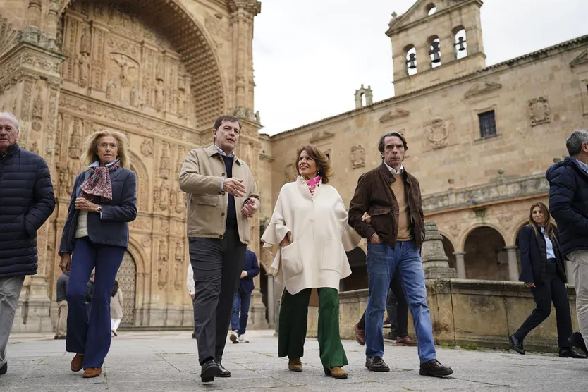 Mañueco y Aznar paseando por las calles de Salamanca
