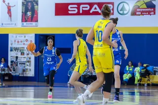 Carter sube el balón ante Gran Canaria | FOTO JOSÉ DE HARO - CB AVENIDA