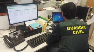 Agente de la Guardia Civil trabajando ante un ordenador en una imagen de archivo