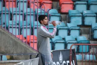 Luis Martínez bebe agua durante el entrenamiento del lunes del Salamanca CF UDS / FOTO SALAMANCA24HORAS.COM