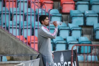 Luis Martínez bebe agua durante el entrenamiento del lunes del Salamanca CF UDS / FOTO SALAMANCA24HORAS.COM