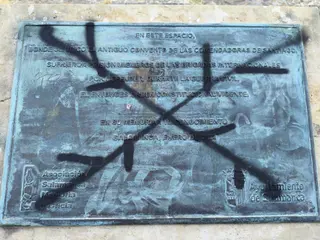 Monolito vandalizado en la iglesia de Sancti Spiritus