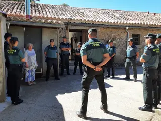 La subdelegada del Gobierno en Salamanca, Encarnación Pérez durante la visita al puesto de la Guardia Civil de La Alberca