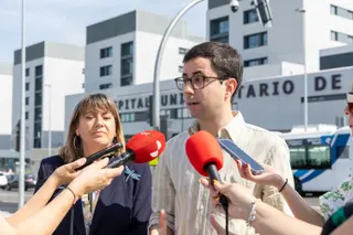 José Luis Mateos a las puertas del hospital de Salamanca atiende a los medios de comunicación