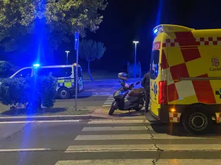Un motorista sufre un accidente en la avenida Sancho de Castilla y tiene que ser atendido por una ambulancia