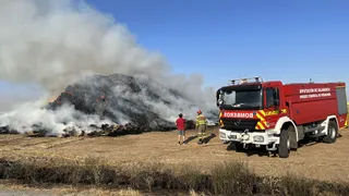 Los bomberos de Peñaranda están sofocando un incendio en una pila de alpacas en Paradinas