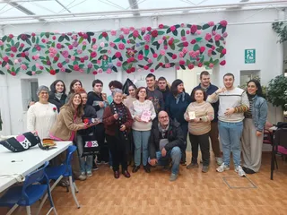 La Asociación ZOES entrega juegos hiperbólicos y manguitos tejidos a ganchillo con lana a entidades sociales de Salamanca | S24H