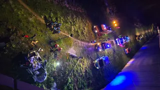 Un vehículo cae por el terraplén del río a la altura del hospital de Salamanca | Andrea Mateos