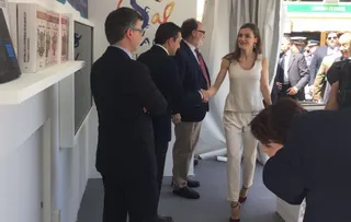 Los Reyes de España visitan el stand de la Universidad de Salamanca en la Feria del Libro de Madrid