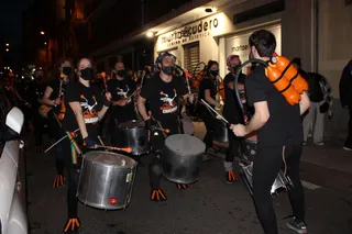 El barrio del Oeste continúa el carnaval a ritmo de charanga y batucada (16)