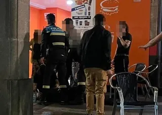 Policía Local y varios jóvenes auxiliando a una chica indispuesta en Gran Vía durante la noche del sábado, 15 de octubre. Foto S24H