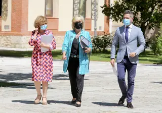 Carmen Pacheco junto a Verónica Casado y Julio López Revuelta, director de Comunicación de la Junta | Foto: ICAL