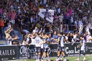 Los jugadores de Unionistas celebran un gol ante la UD Ourense.