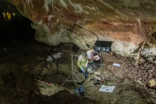 Arqueólogos de la Universidad de Salamanca En la cueva de Tito Bustillo durante los trabajos