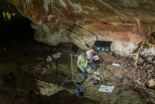 Arqueólogos de la Universidad de Salamanca En la cueva de Tito Bustillo durante los trabajos