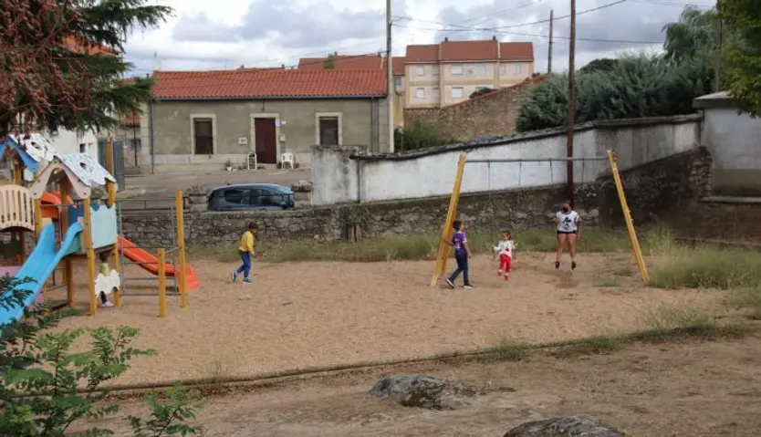 Los más pequeños, en el parque junto al colegio
