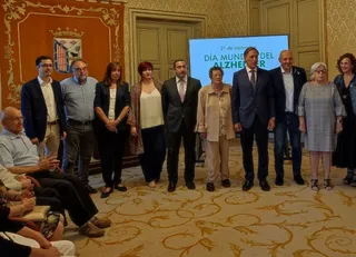 AFA Salamanca (Asociación de Familiares de Enfermos de Alzheimer) junto al equipo del Ayuntamiento en el Día Mundial del Alzheimer