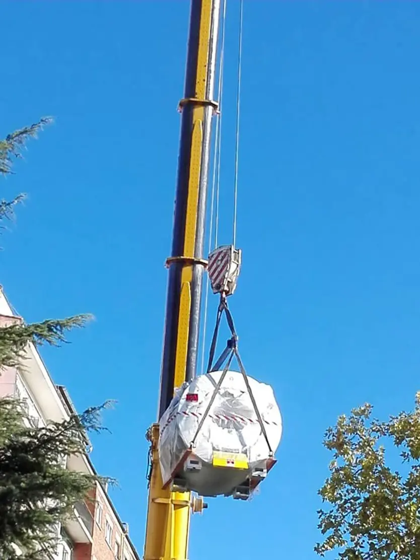 Maquina de resonancia durante su traslado