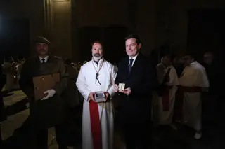 Alfonso Fernández Mañueco asiste a la salida de la Real Cofradía del Cristo Yacente de la Misericordia y de la Agonía Redentora | FOTO JCYL