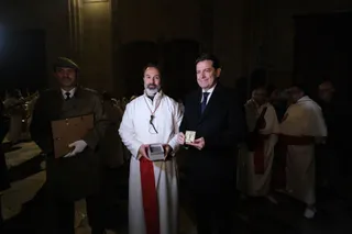 Alfonso Fernández Mañueco asiste a la salida de la Real Cofradía del Cristo Yacente de la Misericordia y de la Agonía Redentora | FOTO JCYL