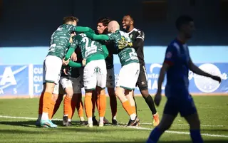 Johan Guzmán celebra la victoria con sus compañeros ante el Real Avilés | FOTO CD GUIJUELO