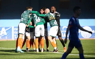 Johan Guzmán celebra la victoria con sus compañeros ante el Real Avilés | FOTO CD GUIJUELO