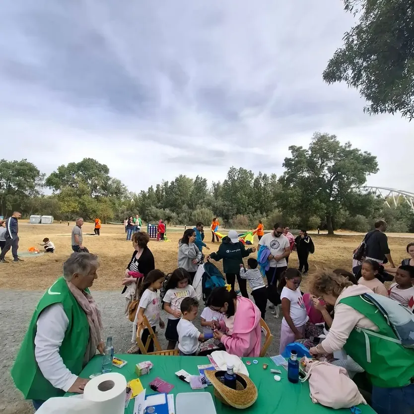 La Isla del Soto se convierte en un escenario de juegos, bailes y pinturas en el Día de las Familias