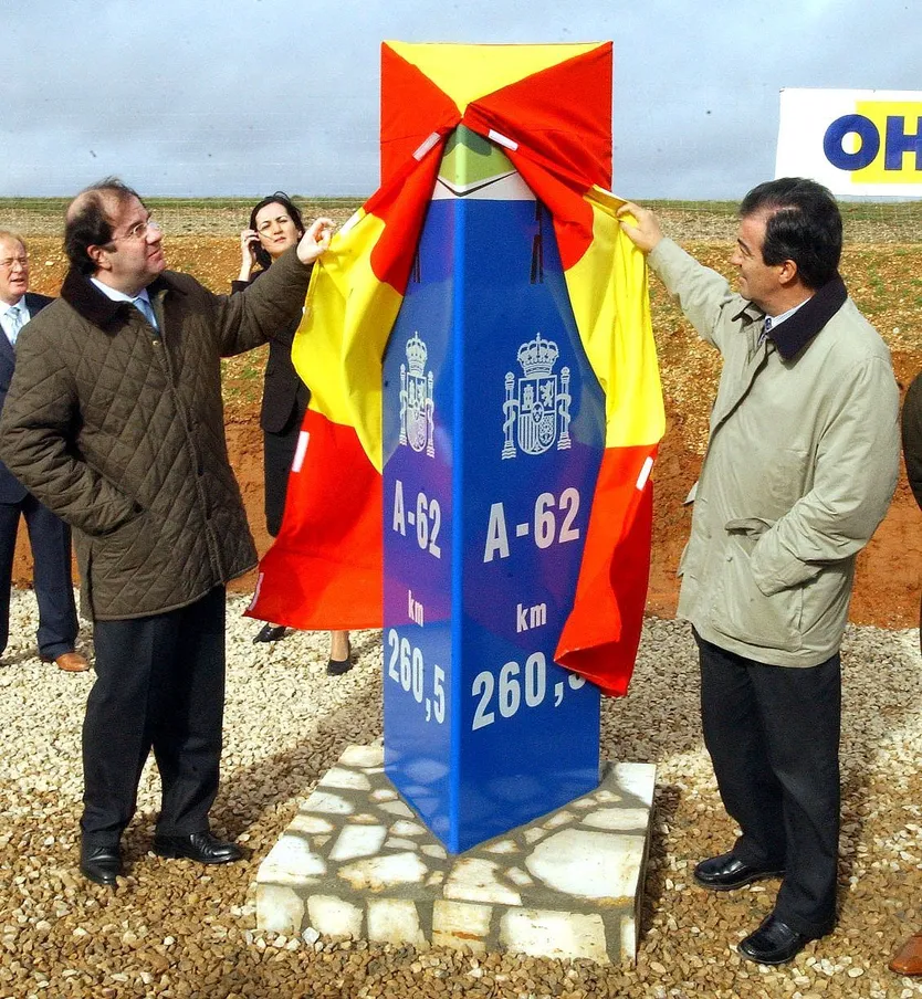 El presidente de la Junta, Juan Vicente Herrera, y el ministro de Fomento, Francisco Álvarez Cascos, inauguran el tramo de la Autovía de Castilla A-62 Salamanca-Aldehuela de la Bóveda. En la imagen, el tramo de autovía inaugurado. ICAL