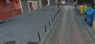 La Policía Local sorprende a un joven robando una alcantarilla