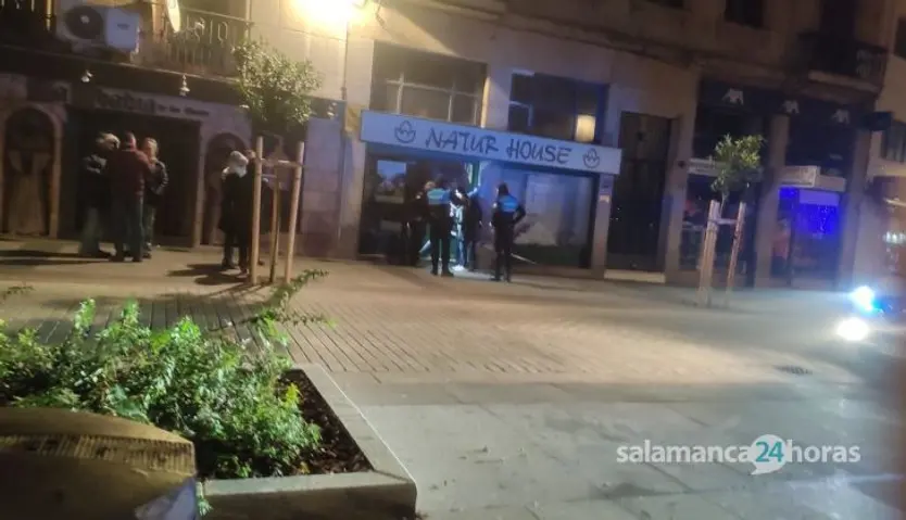 Policía Nacional en calle Íscar Peyra, madrugada del domingo, 24 de diciembre