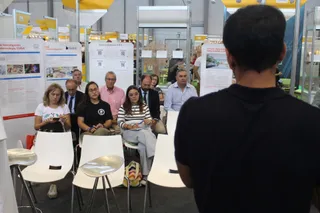 Charla sobre la IA en el stand de la USAL