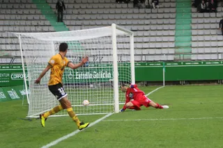 De Miguel supera a Diego Rivas FOTO UNIONISTAS CF