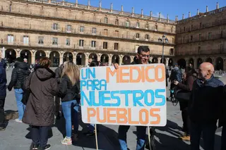 Los vecinos de El Cerro se manifiestan para exigir el regreso de su médico titular. Foto de archivo